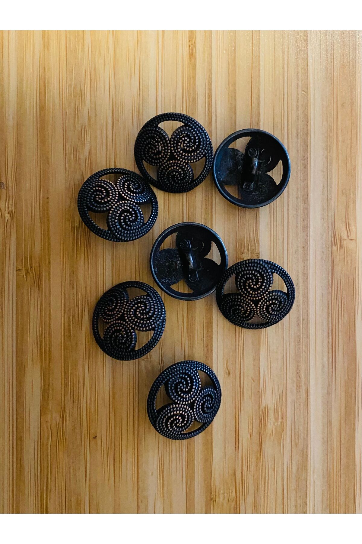 Metal Alttan Dikmeli Kaban, Palto, Hırka, Yelek ve Minder düğmesi. 2.4cm 7 adet. Eskitme Bakır renk.