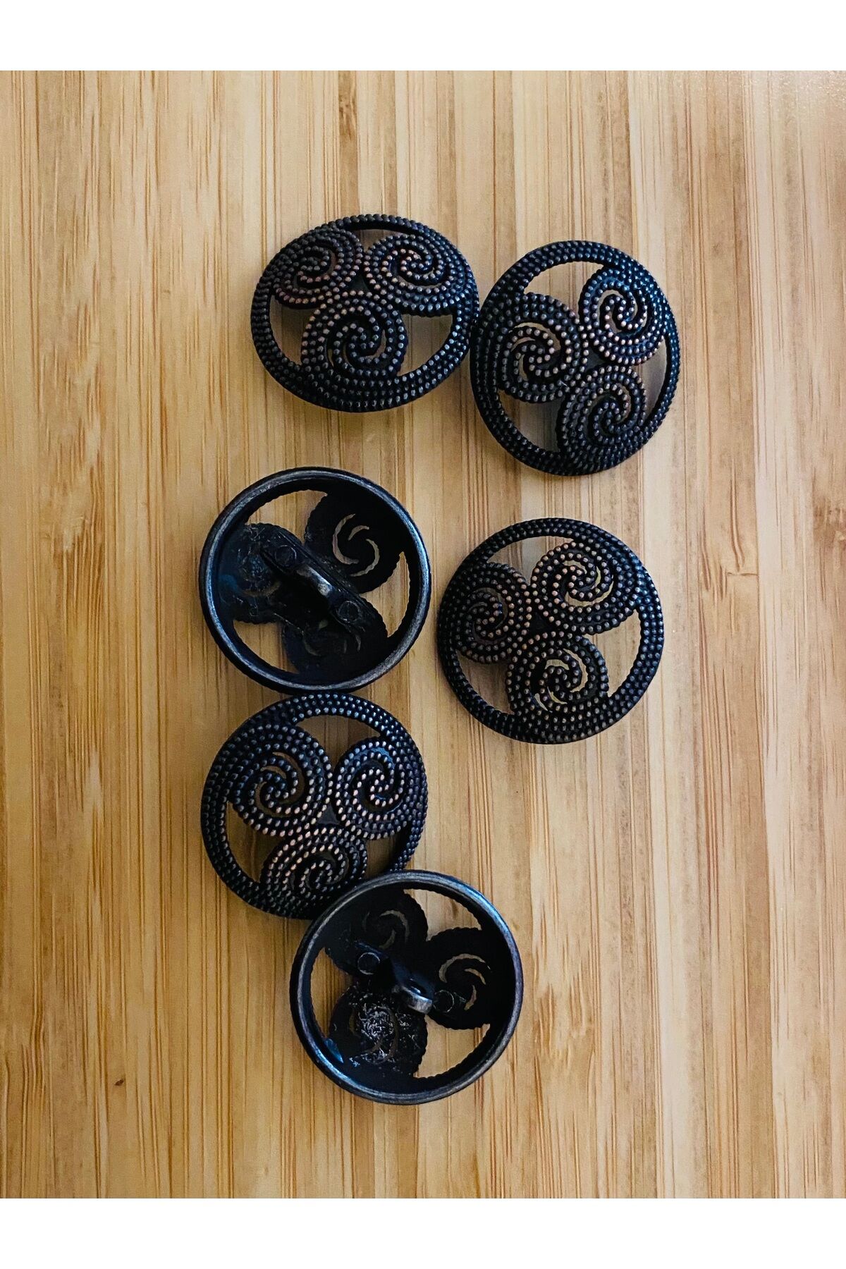 Metal Alttan Dikmeli Kaban, Palto, Hırka, Yelek ve Minder düğmesi. 2.8cm. 6adet. Renk: Eskitme Bakır