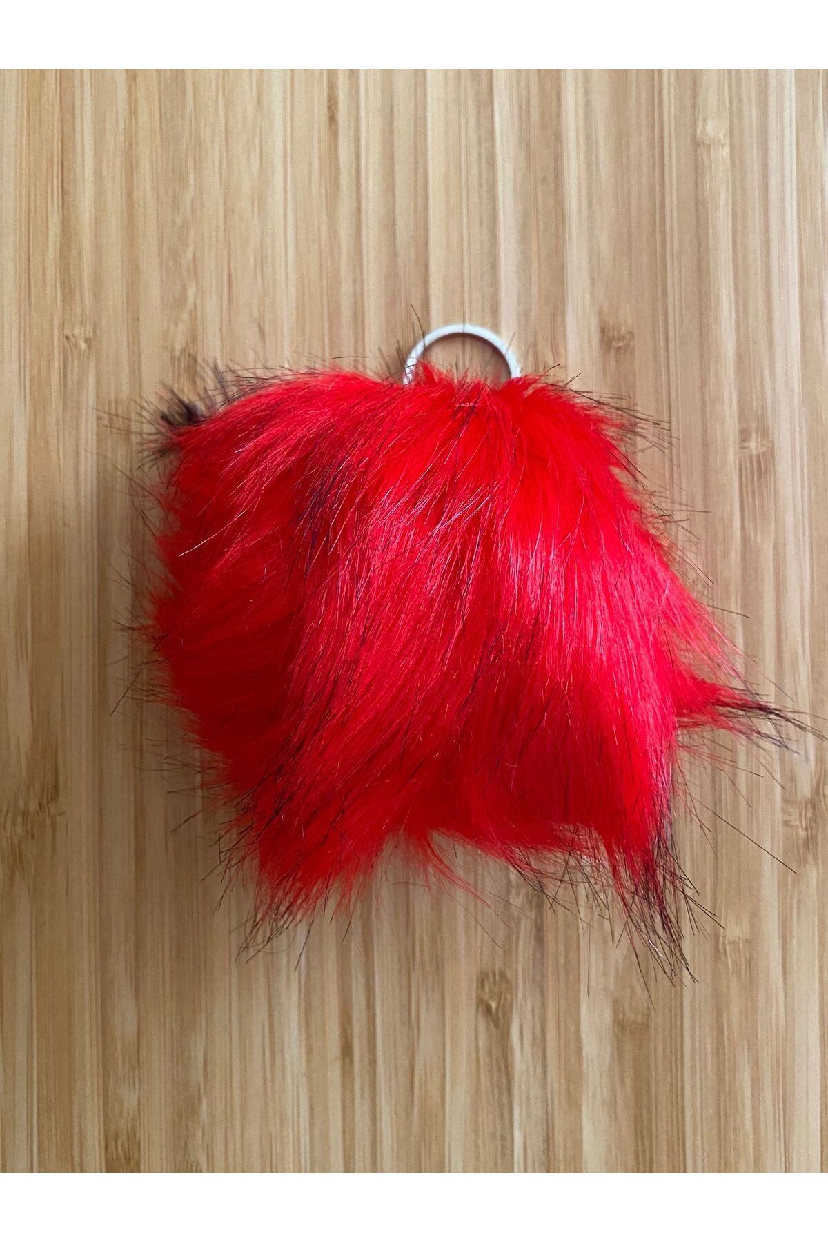 Ponpon Anahtarlık Yarı çapı: 10 cm 1 Adet. Renk: Kırmızı.