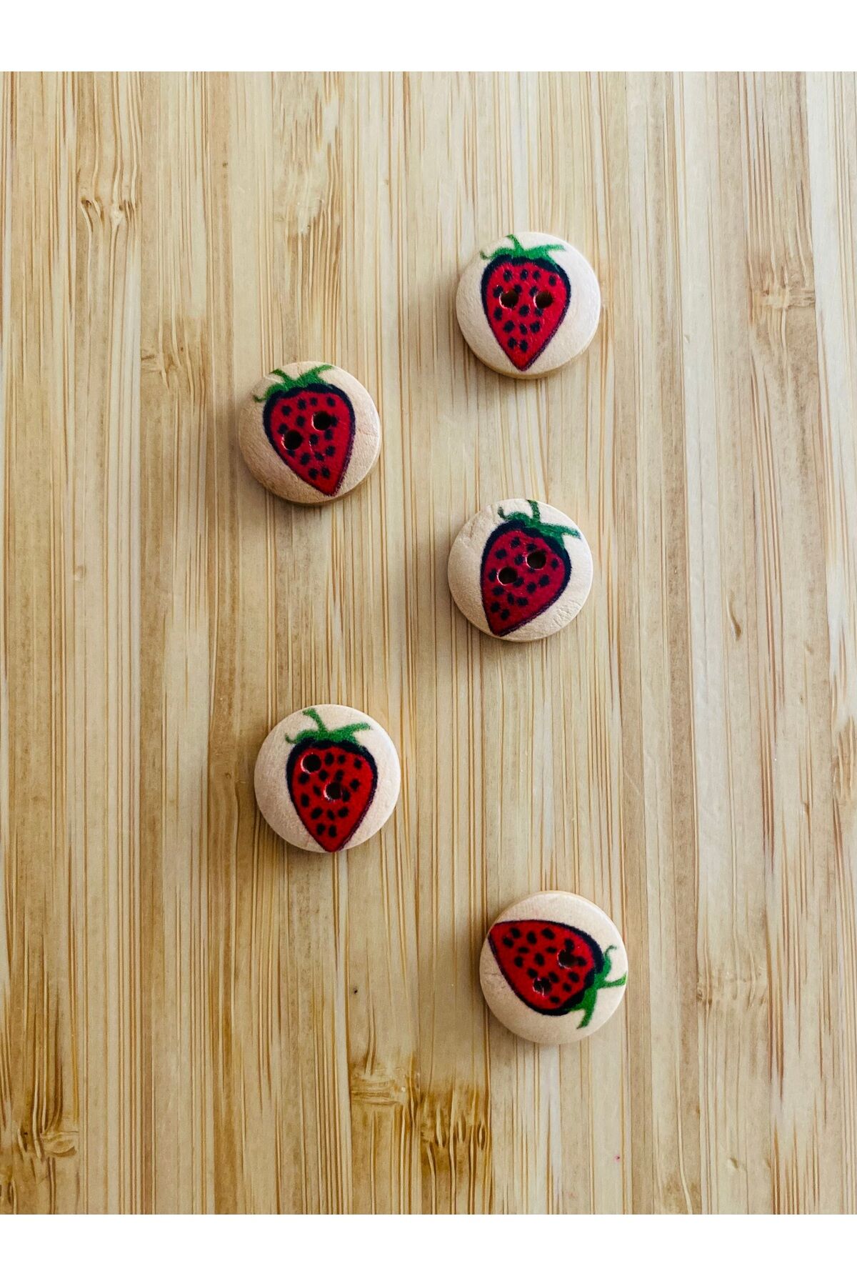 Büyük Çilek Desen Boyama Doğal Ahşap Düğme 15 mm.  5'li Paket. Büyük Çilek.