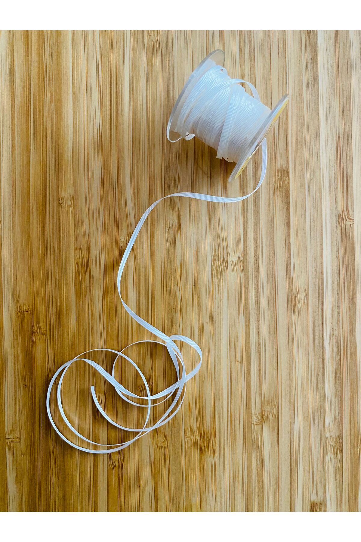 2mm. El Işlemesi Ipek Nakış Kurdele. 10 metre bağ halinde gönderilir. Renk: 102. Krem.