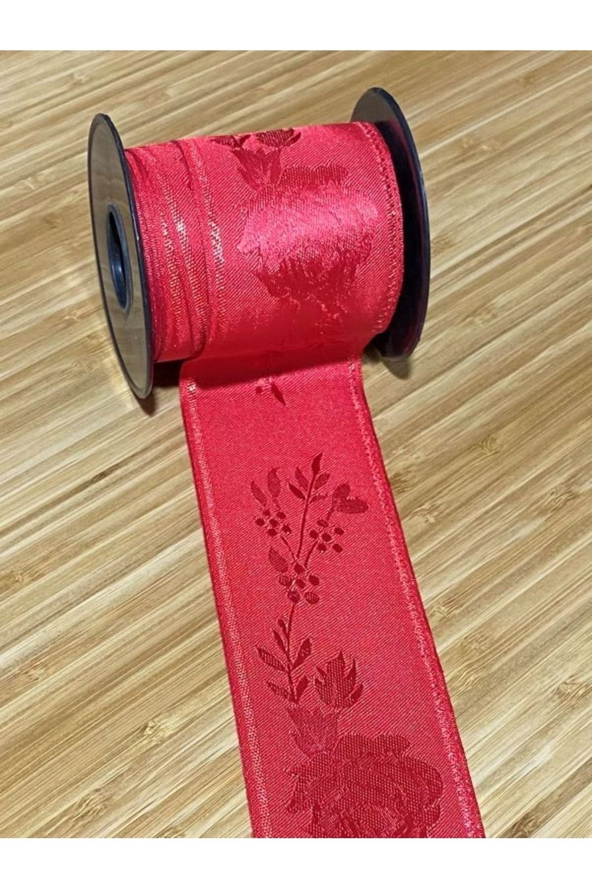 Geniş Takı Kurdele Kırmızı Desenli. En: 6 Cm. Boy: 85 Santimetre.