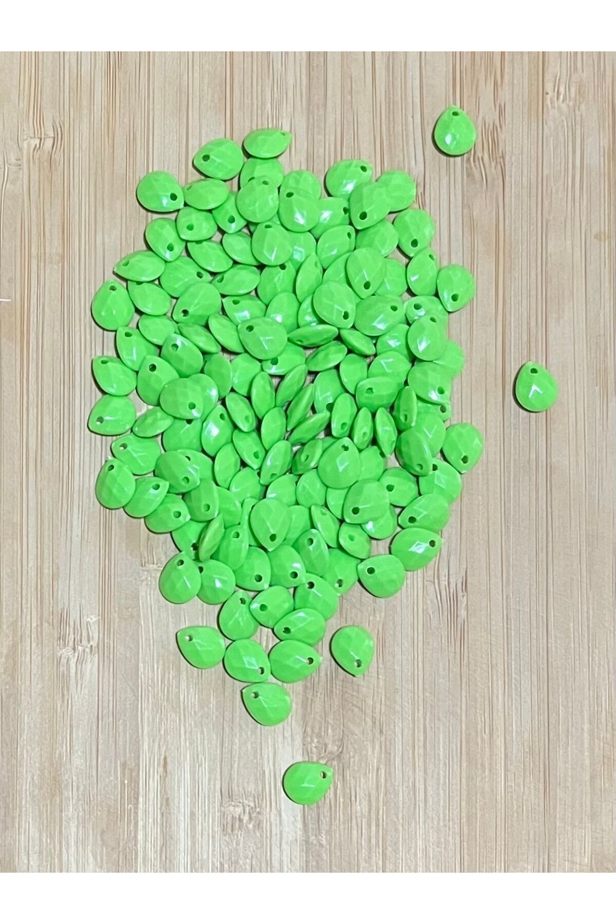 Yeşil Oya, Abiye, Havlu, Takı, Örgü vb. Plastik Gözyaşı Damla Boncuk. 25gr. Tahmini 190 Adet.