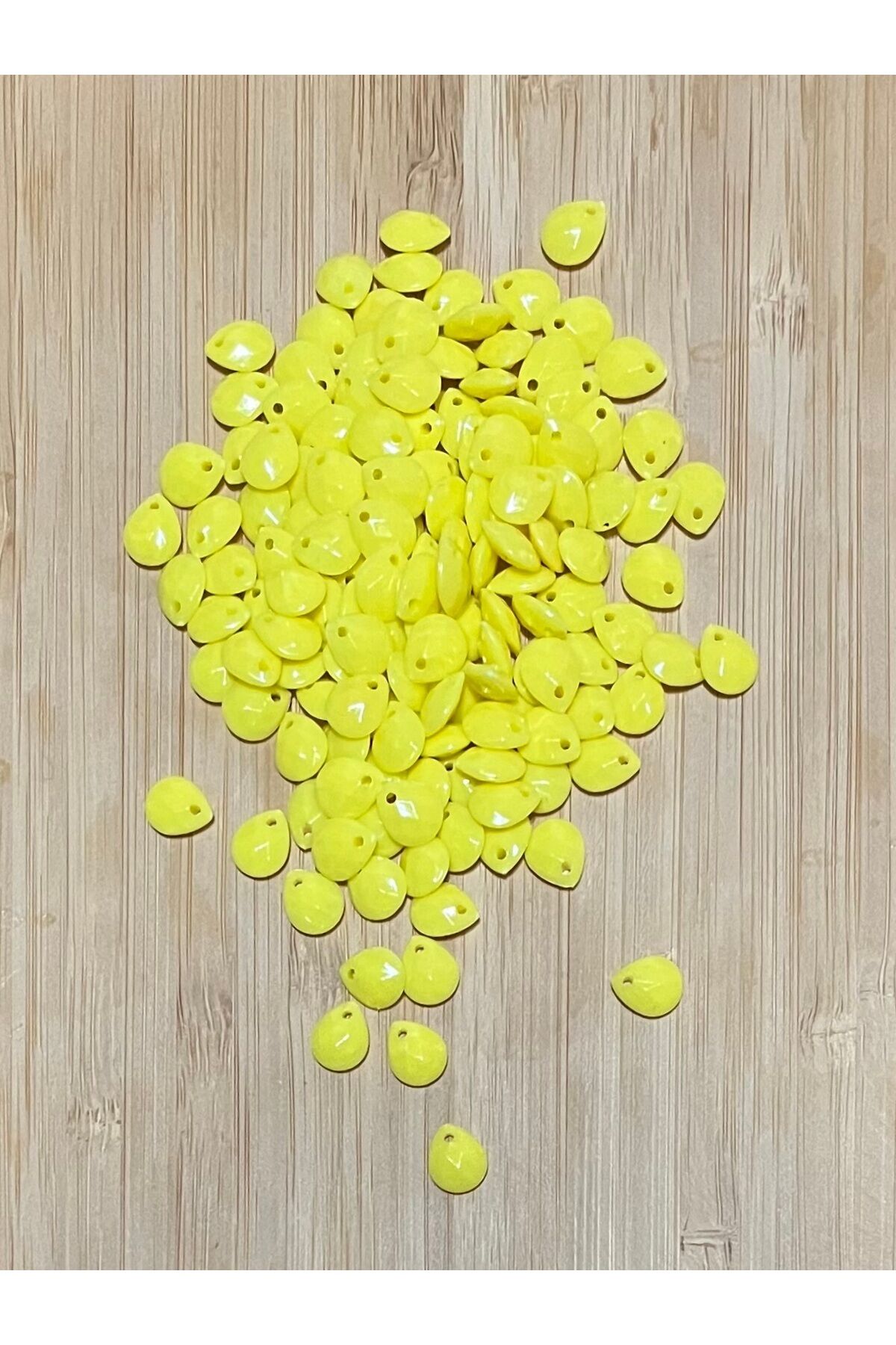 Kanarya sarısı Oya, Abiye, Havlu, Takı, Örgü vb. Plastik Gözyaşı Damla Boncuk. 25gr. Tahmini 190 Ad.