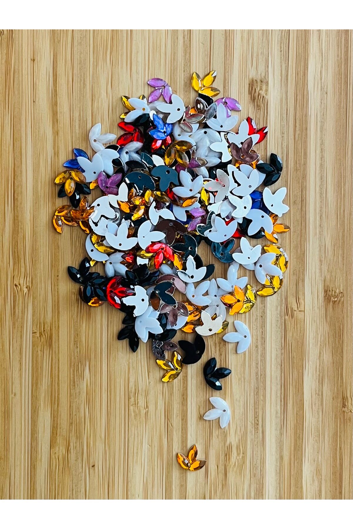 Üç Yapraklı Yonca. Oya, Abiye Ve El Işleme Taş Görünümlü Plastik Pul. Renkli. Paket Içi 300 Adet.