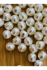 Üçgen Şekilli Barok inci. 25gr. Tahmini 100 adet civarı. Krem.