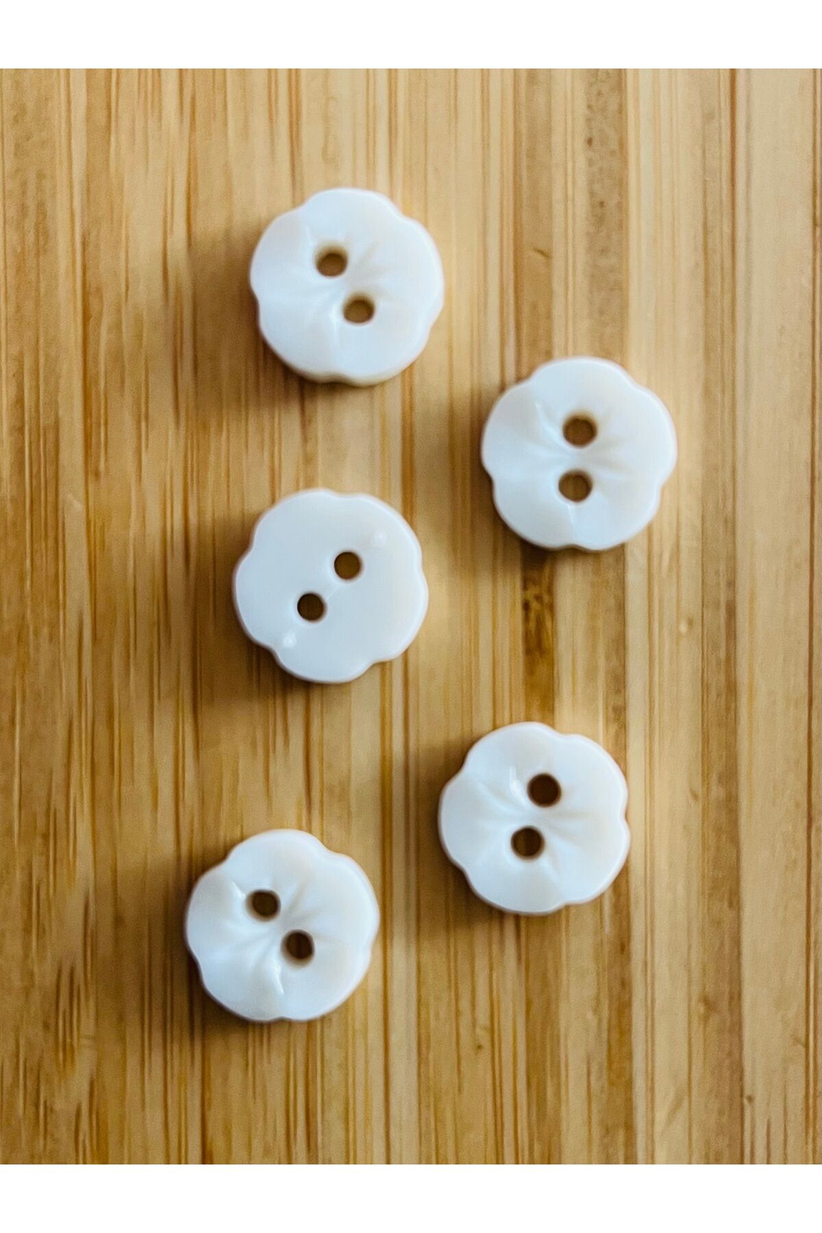 Üstten dikmeli krem bebe düğmesi. 12mm. Papatya.