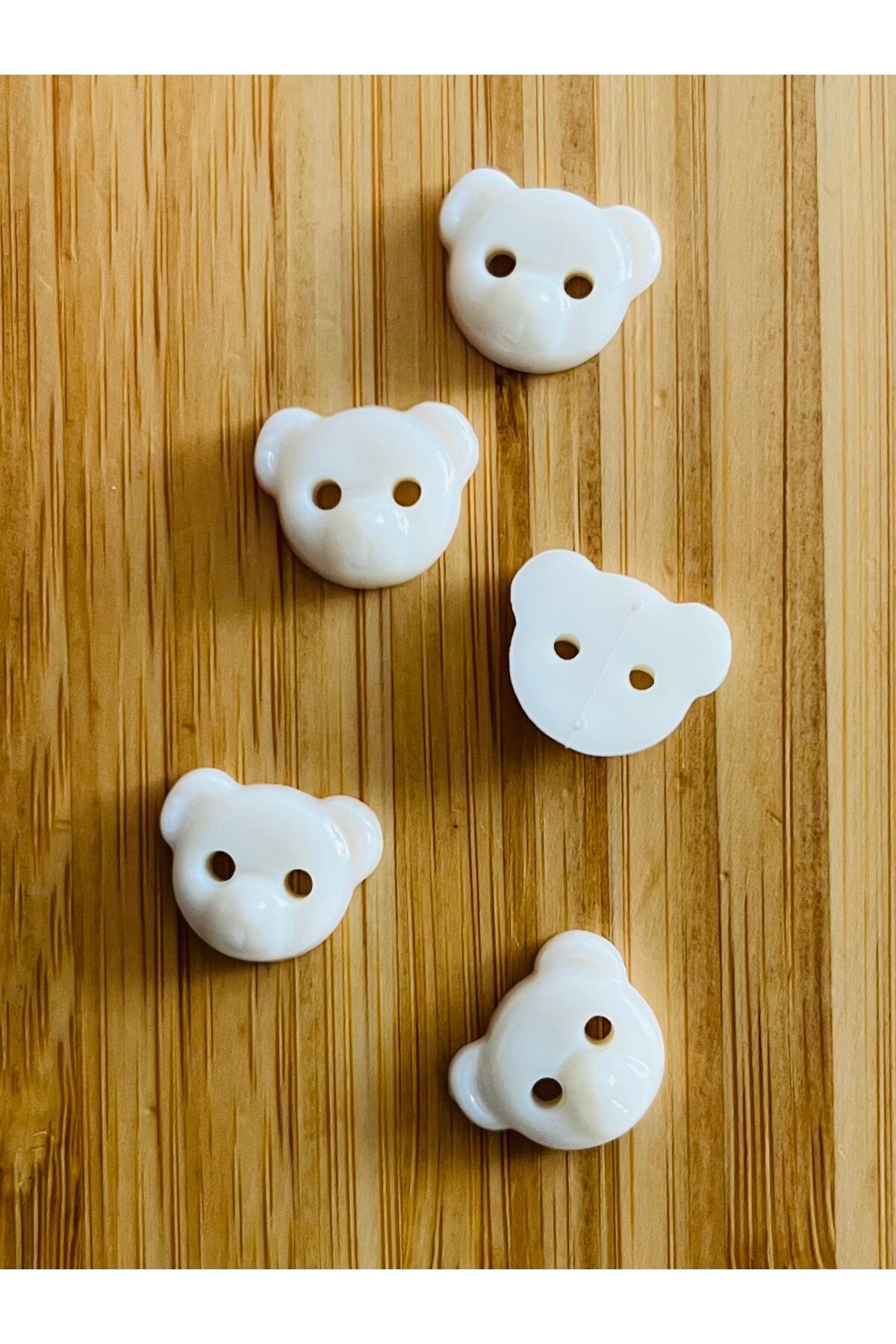 Üstten dikmeli krem bebe düğmesi. 12x15mm. Ayıcık.