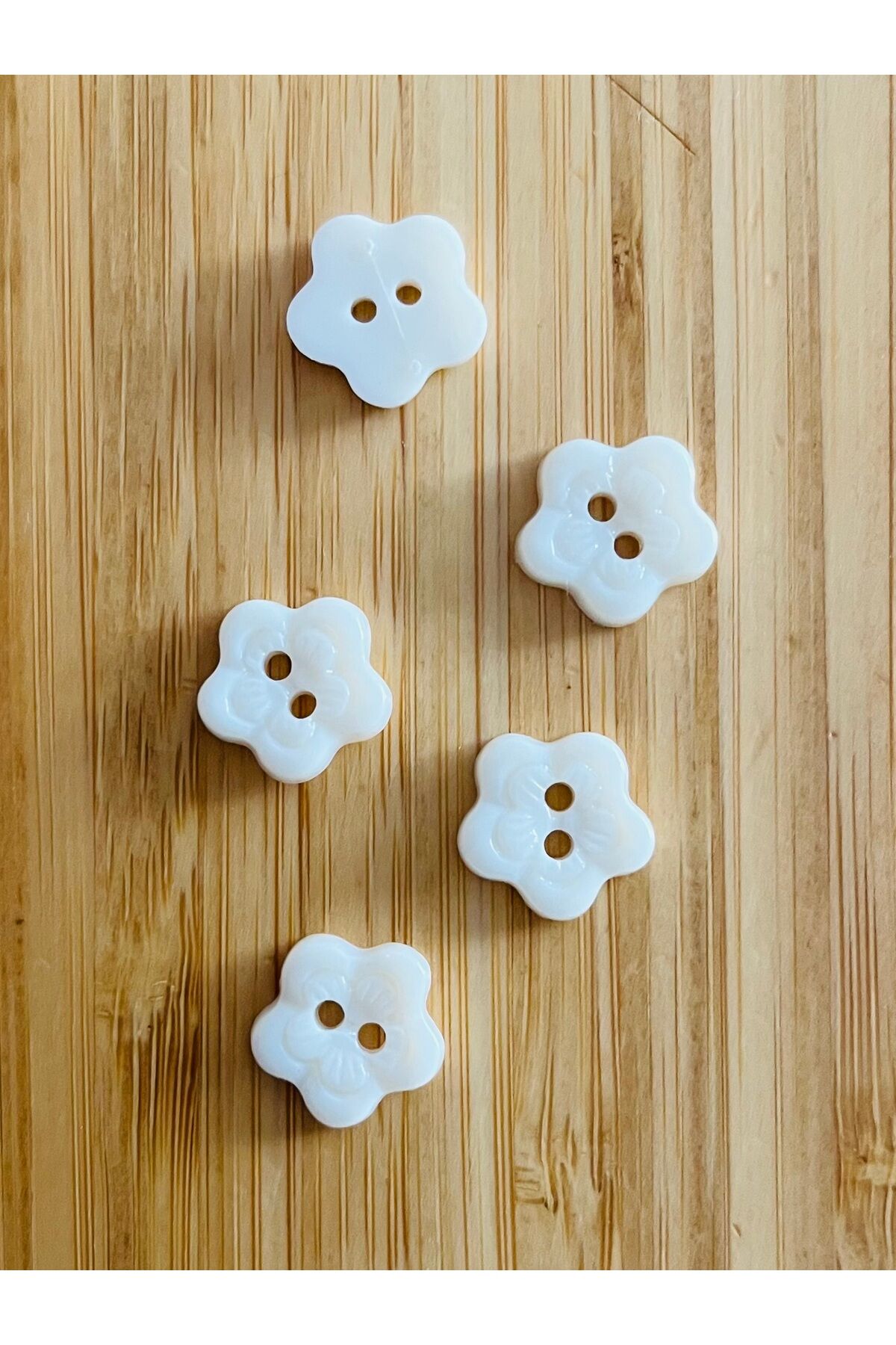 Üstten dikmeli krem bebe düğmesi. 13mm. Yıldız Papatya.