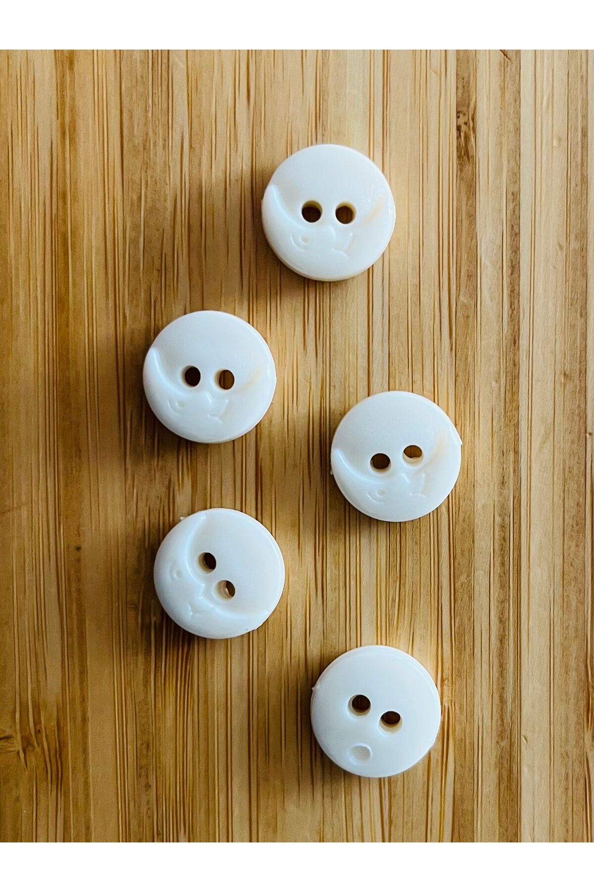 Üstten dikmeli krem bebe düğmesi. 14mm. Yarasa Desenli.