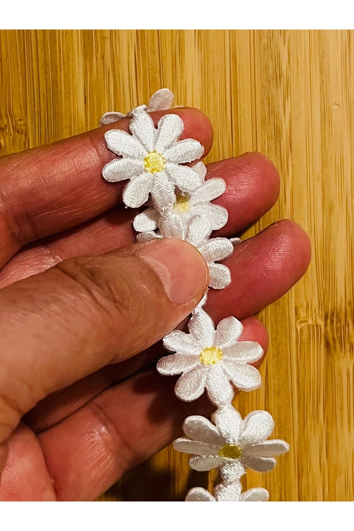 Ütü ile yapışan Papatya Dekoratif Şerit. 20mm. Beyaz/Açık sarı. 90cm x 37 adet