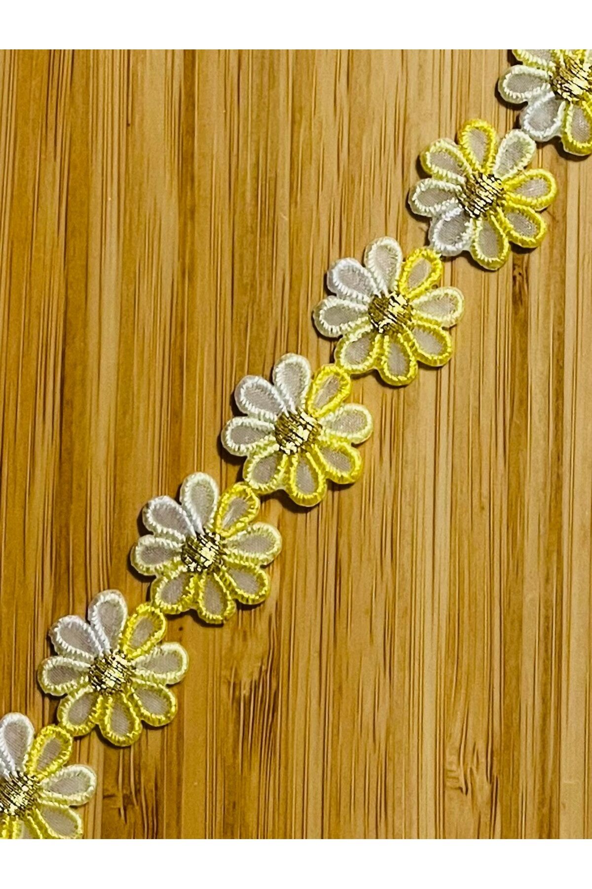 Ütü ile yapışan Papatya Dekoratif Şerit. 20mm. Sarı simli/Degrade. 1metre x 50 adet