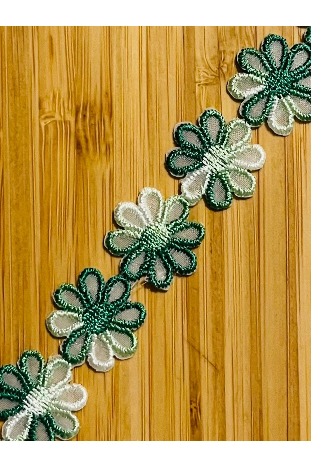 Ütü ile yapışan Papatya Dekoratif Şerit. 20mm. Yeşil/Degrade. 1metre x 50 adet