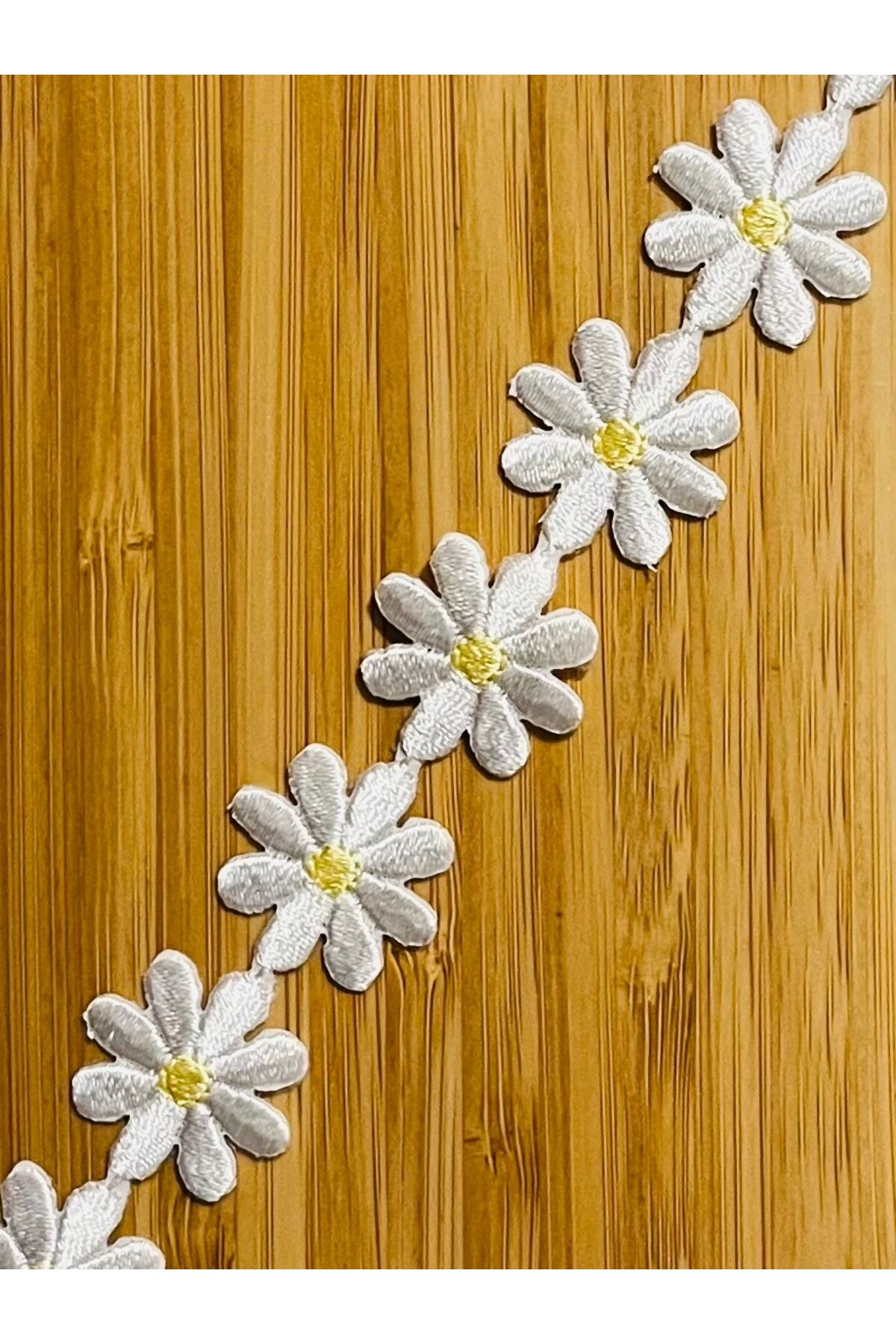 Ütü ile yapışan Papatya Dekoratif Şerit. 23mm. Beyaz/Açık sarı. 1metre x 40 adet