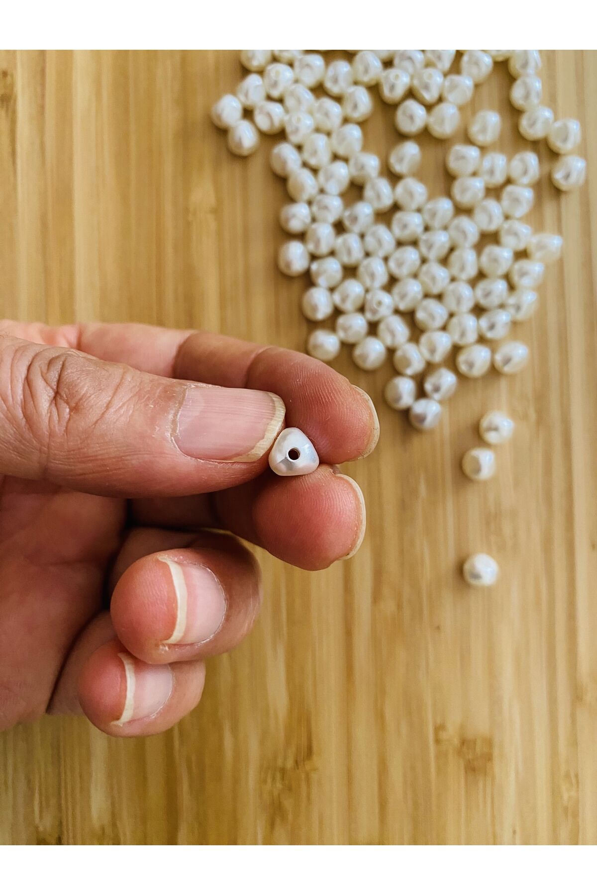 Üçgen Şekilli Barok inci. 25gr. Tahmini 100 adet civarı. Krem.