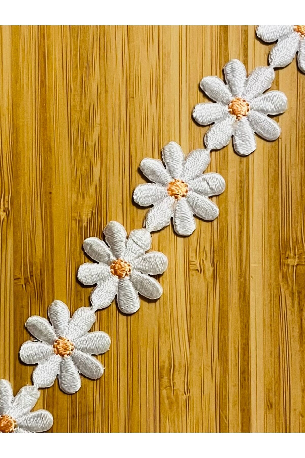 Ütü ile yapışan Papatya Dekoratif Şerit. 23mm. Beyaz/Turuncu. 1metre x 40 adet