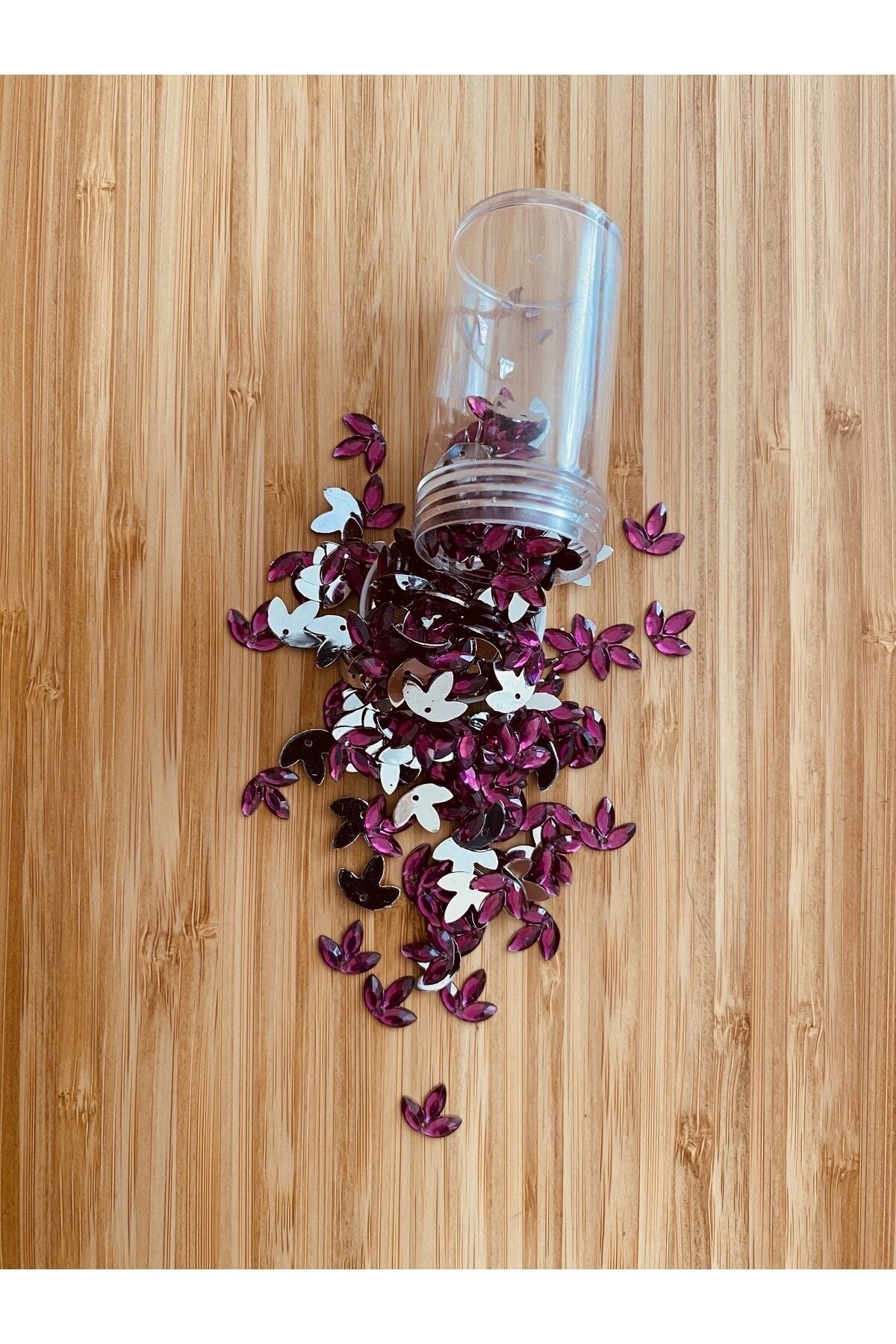 Üç Yapraklı Yonca. Oya, Abiye Ve El Işleme Taş Görünümlü Plastik Pul. Fuşya.