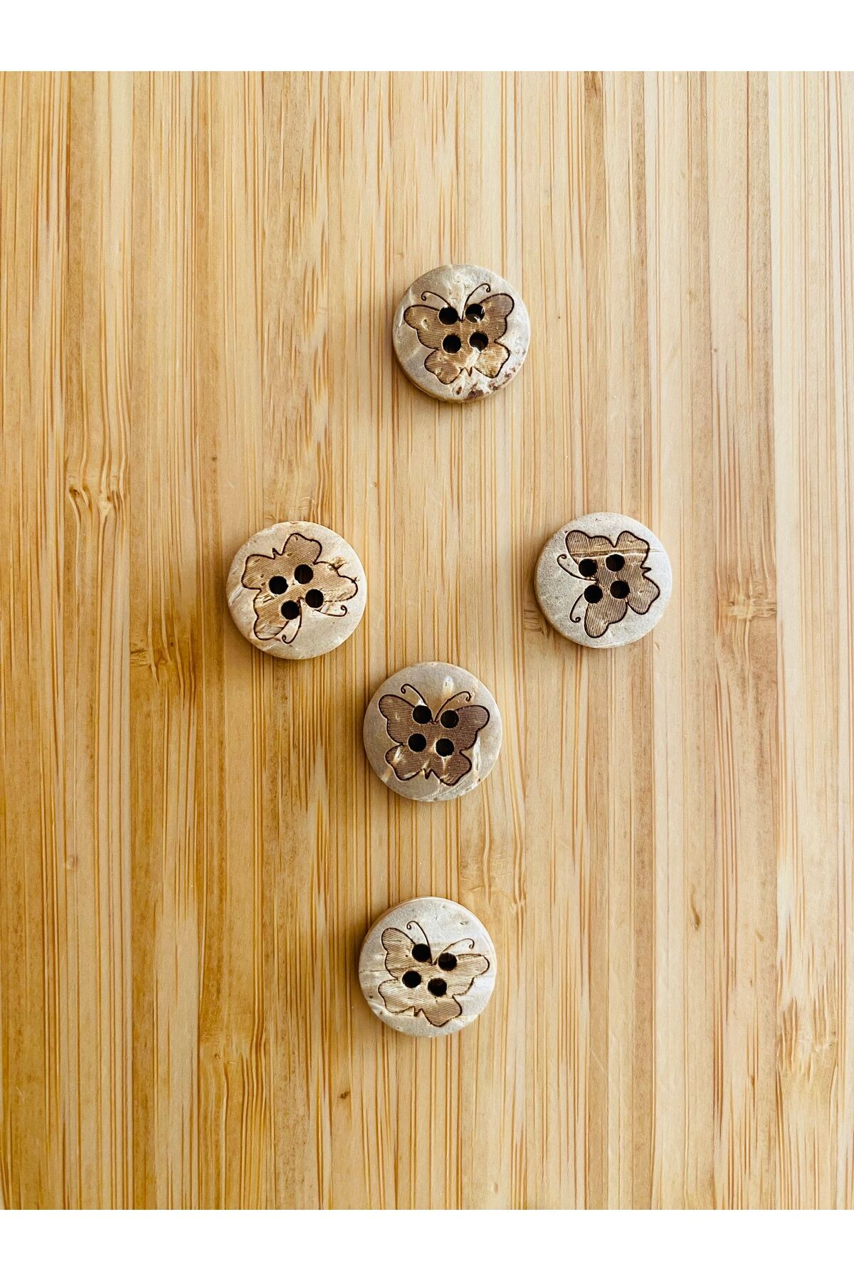 Yakmalı Çizim Desenli Doğal Ahşap Düğme 15 mm.  5'li Paket. Kelebek.