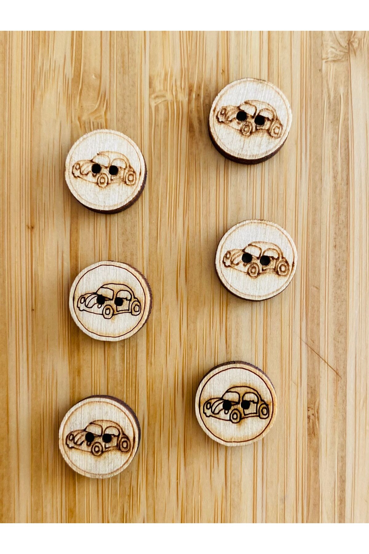 Yakmalı Çizim Desenli Natürel Ahşap Düğme 15 mm.  6'lı Paket. Araba.