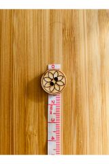 Yakmalı Çizim Desenli Natürel Ahşap Düğme 15 mm.  6'lı Paket. Papatya.