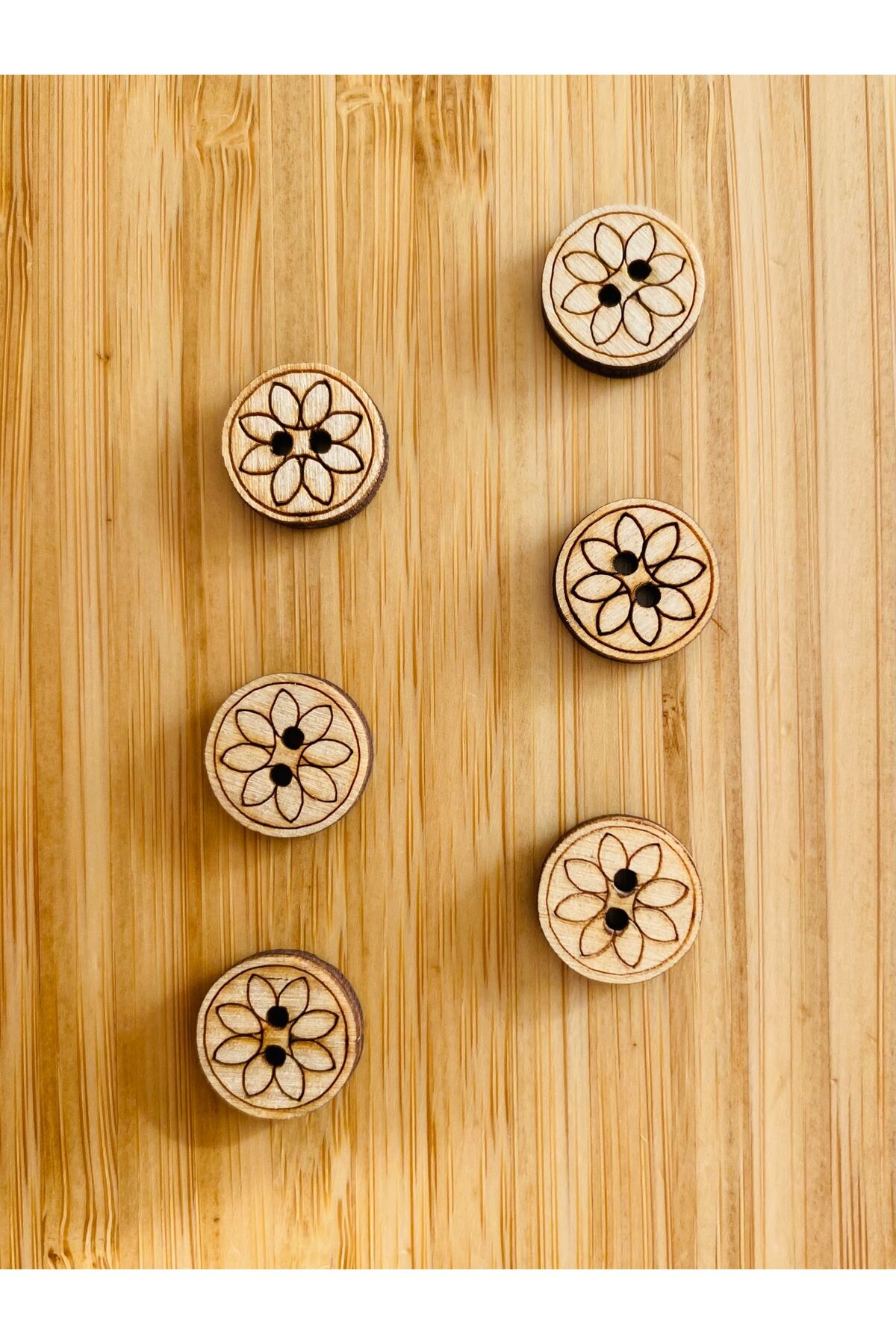 Yakmalı Çizim Desenli Natürel Ahşap Düğme 15 mm.  6'lı Paket. Papatya.