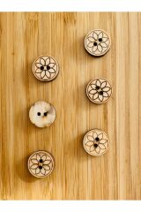 Yakmalı Çizim Desenli Natürel Ahşap Düğme 15 mm.  6'lı Paket. Papatya.