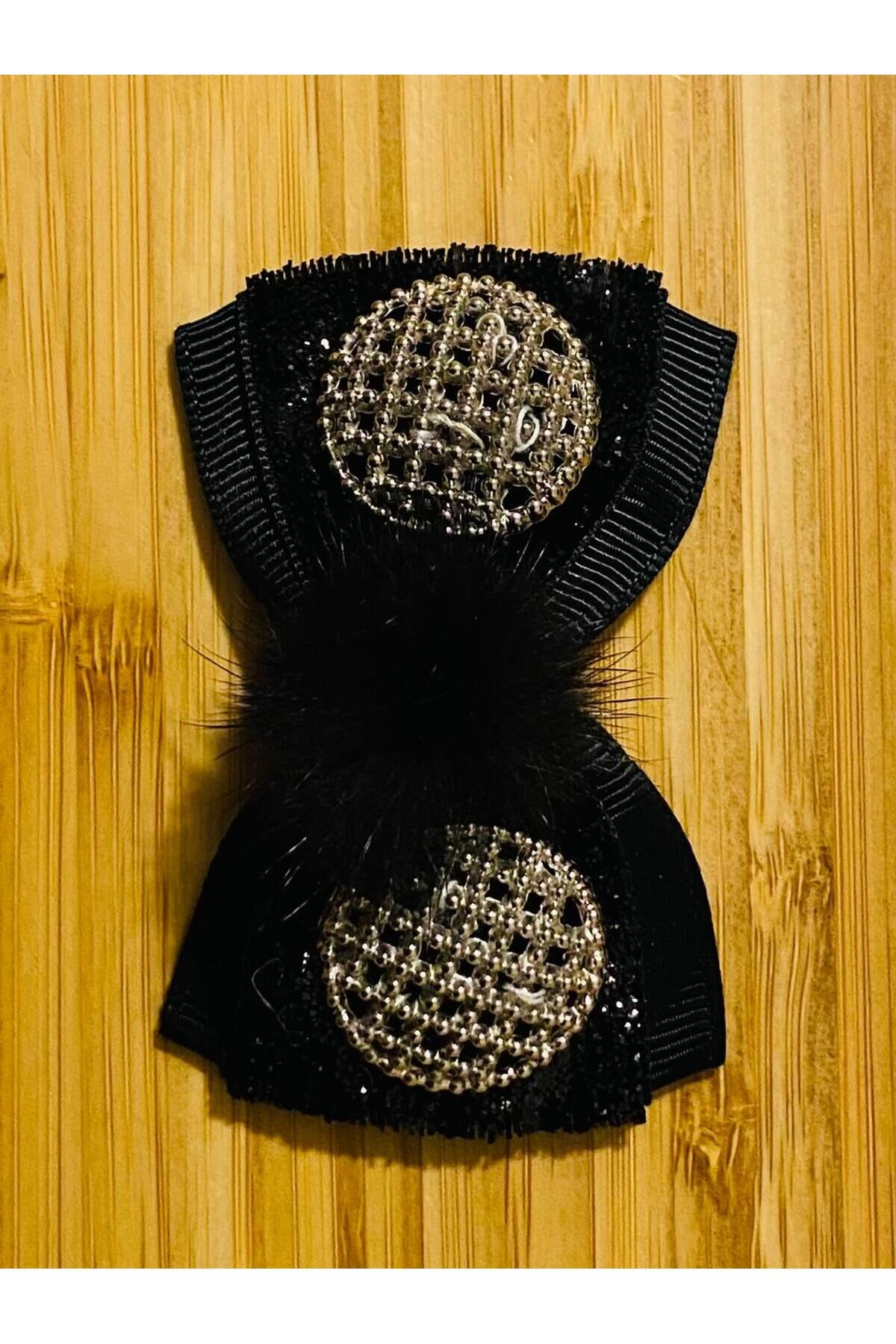 Gümüş rengi metal ve Tavşan tüyü süslemeli Papyon.  7.5x5cm. Siyah. 1 adet.