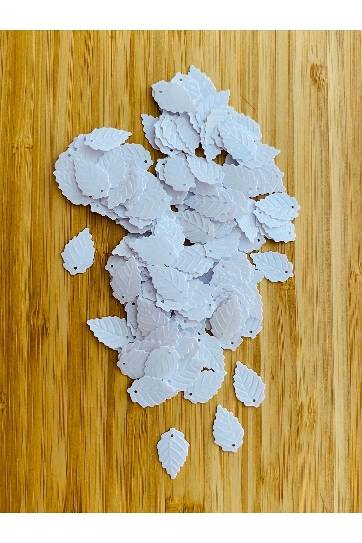 Halay mendili yaprak pul beyaz 20 gr takriben 300 adet