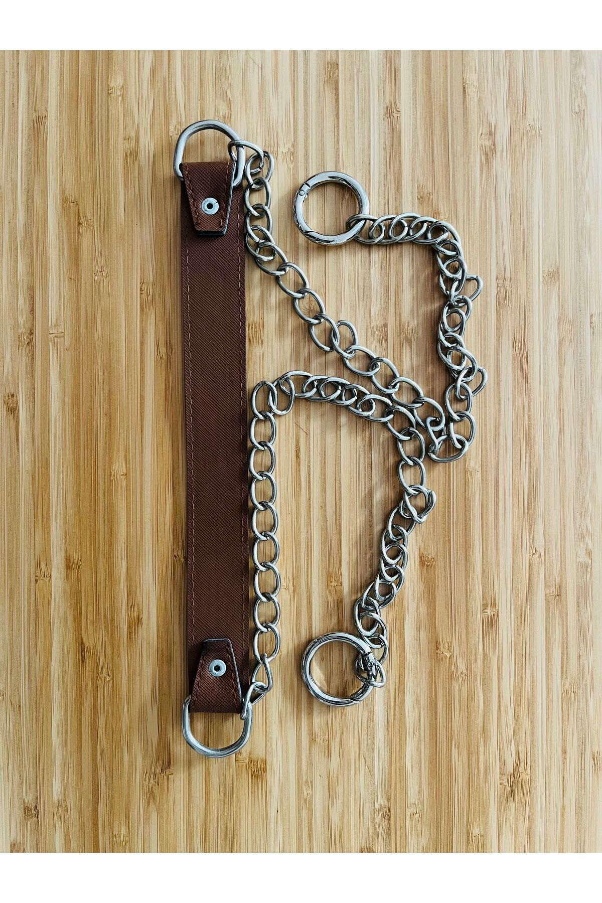 Çanta zincir takımı (Zincir ve 2 adet kilitli halka)  Toplam uzunluk: 122 cm. Deri rengi: Taba.