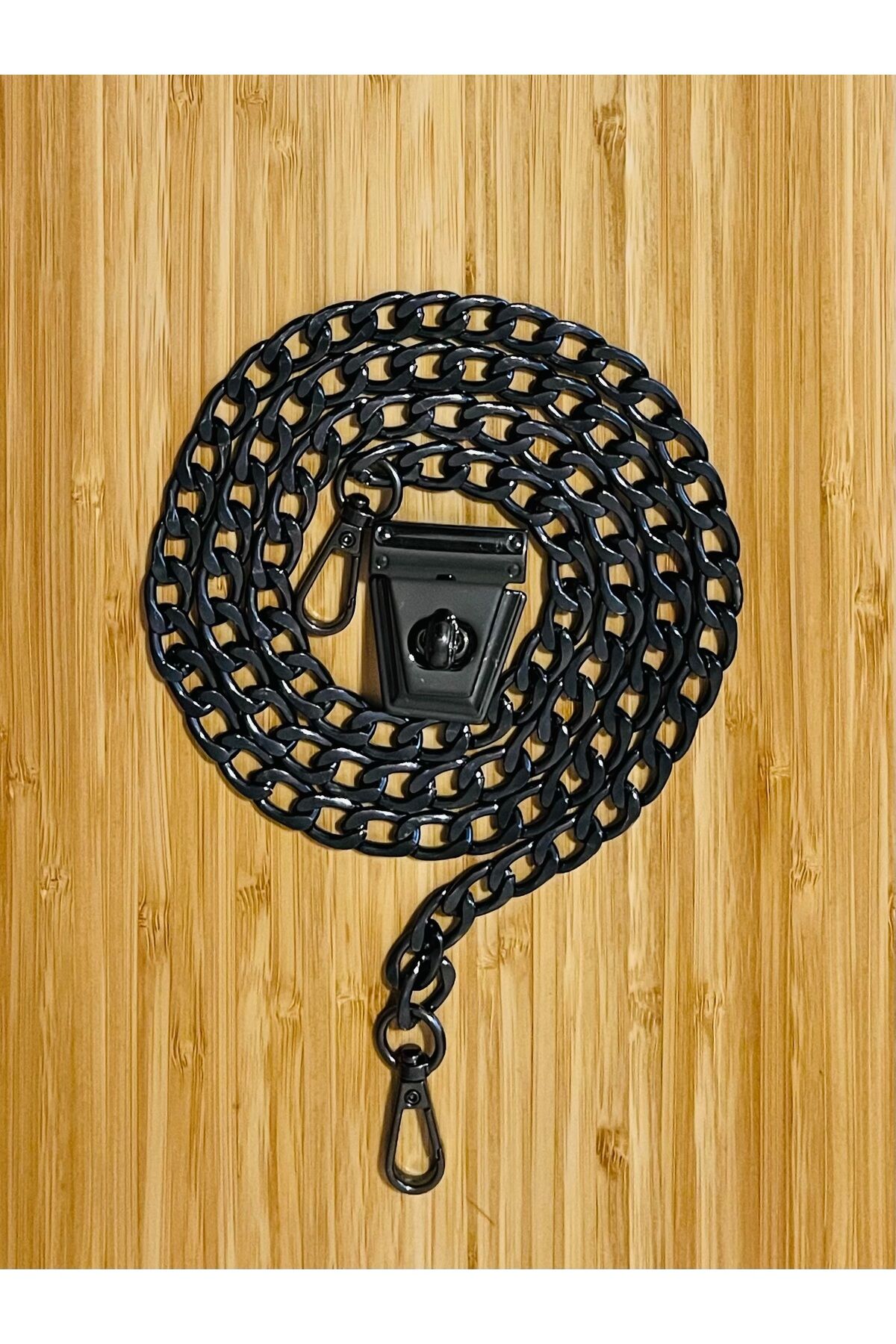 Çanta zincir ve kilit takımı. Kanca dahil uzunluk: 120 cm.