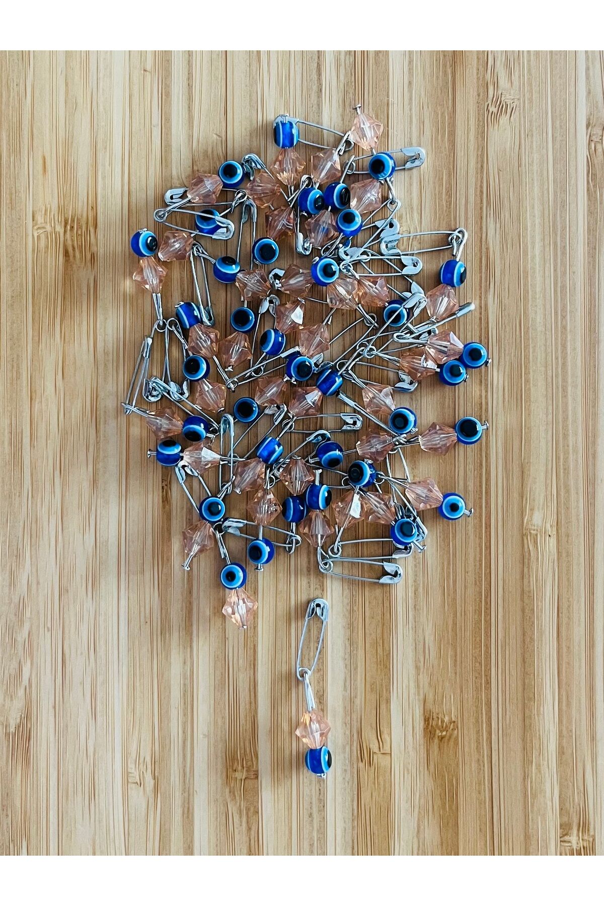 Çatal İğneli Takı Cam Nazar Boncuk. Çatal İğne: 18mm. Paket içi: 38 Adet.