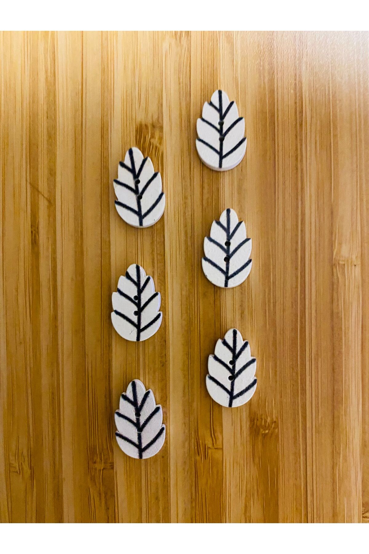 Yaprak Şekilli Desenli Boyama Ahşap Düğme. Dar Delikli. 13 x 20mm.  6'lı Paket. Beyaz.