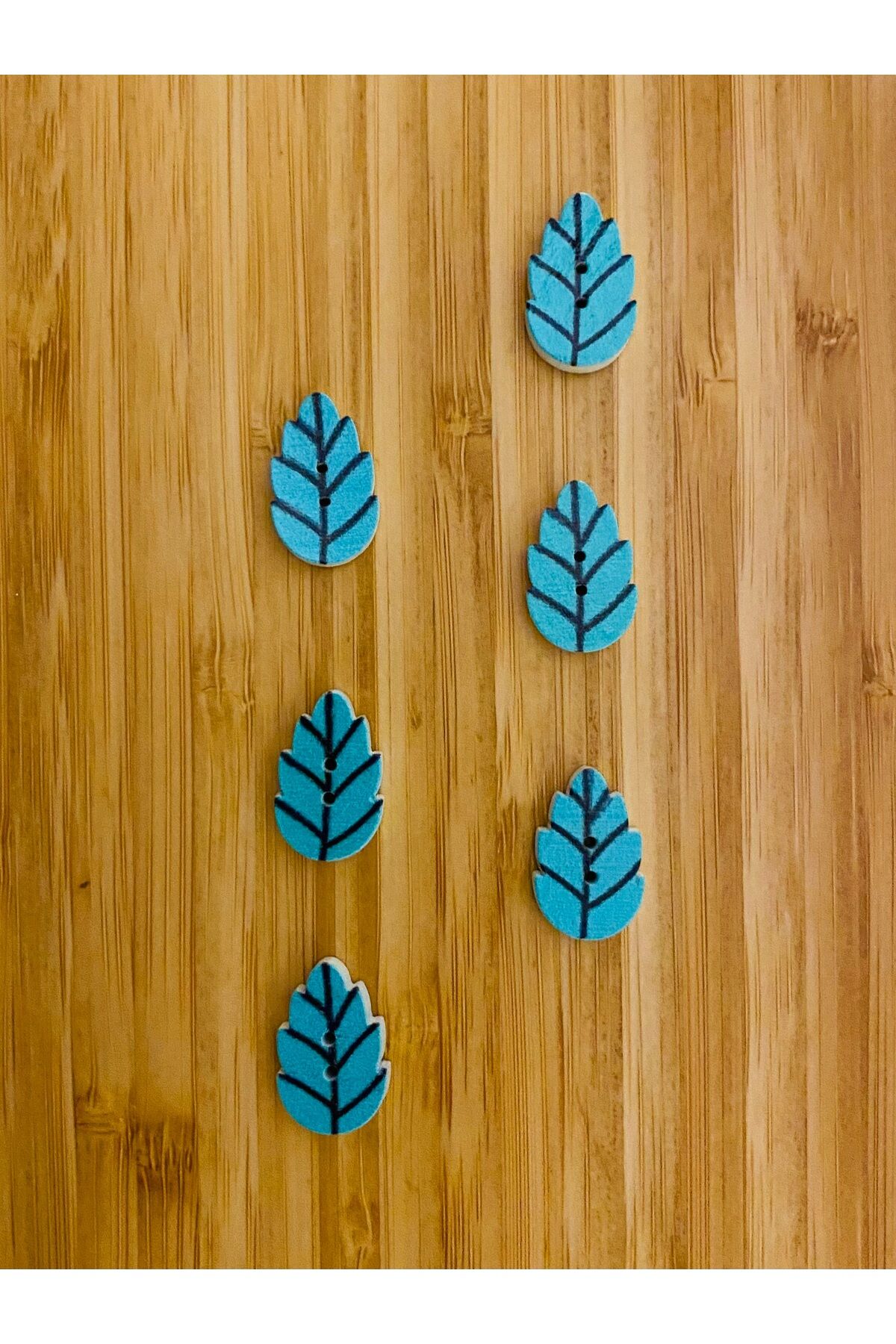 Yaprak Şekilli Desenli Boyama Ahşap Düğme. Dar Delikli. 13 x 20mm.  6'lı Paket. Turkuaz.