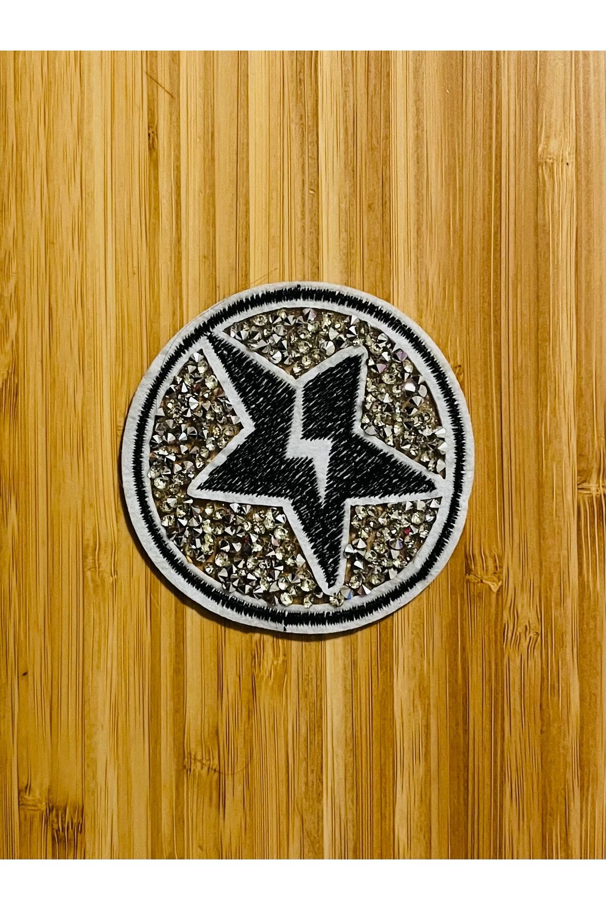 7,5 x 7,5 cm Taşlı, Ütü ve Dikiş ile Montaj Edilen Apolet ve Arma. (Yama değildir)