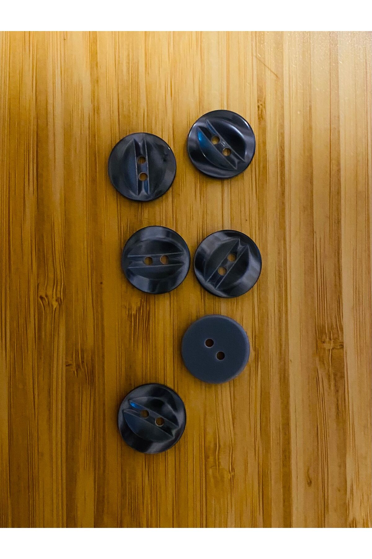 Hırka, Yelek, Entari, Ferace ve Pantolon Sedef Düğme. 18mm. 6'lı Pkt. Renk: Koyu Gri.