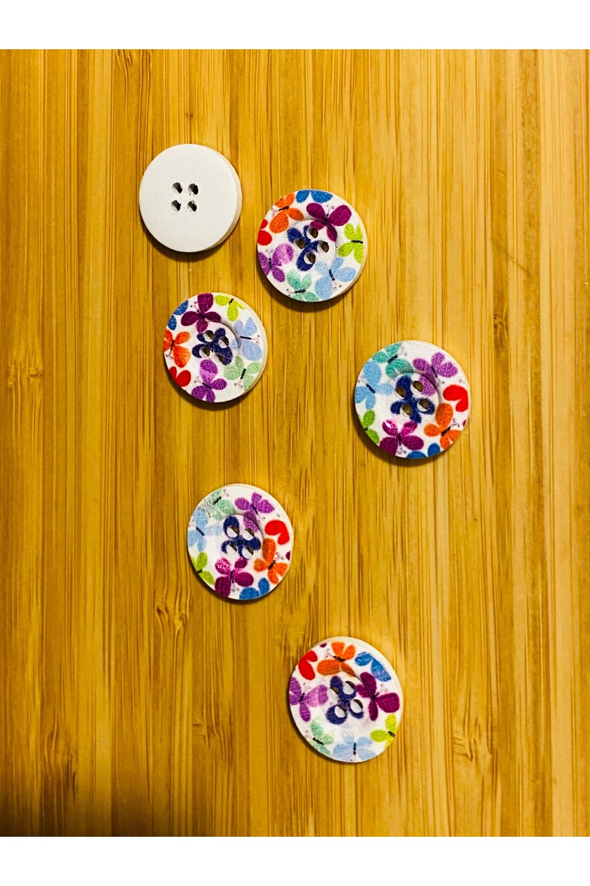 Çiçek Desen Boyalı Dekoratif Ahşap Düğme 18 mm.  6'lı Paket.