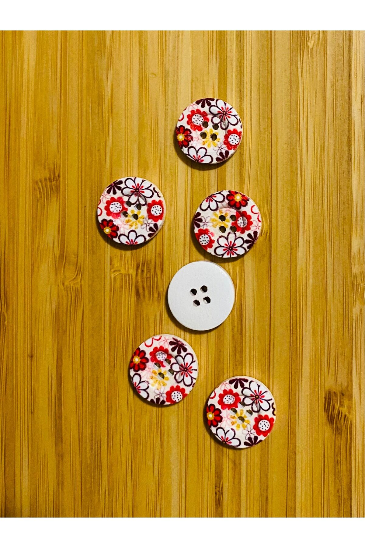Çiçek Desen Boyalı Dekoratif Ahşap Düğme 18 mm.  6'lı Paket.