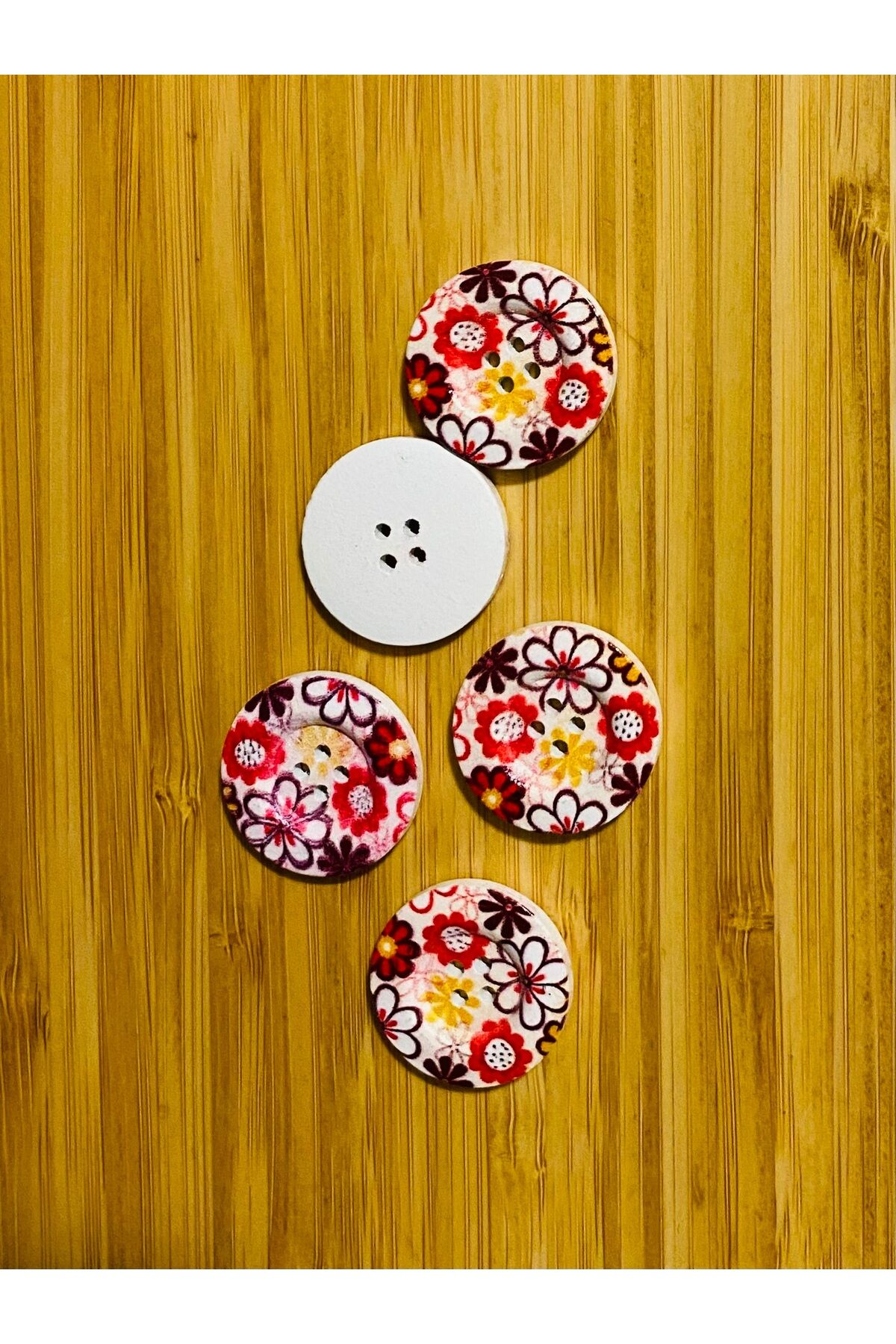 Çiçek Desen Boyalı Dekoratif Ahşap Düğme 25 Mm. 5'li Paket.