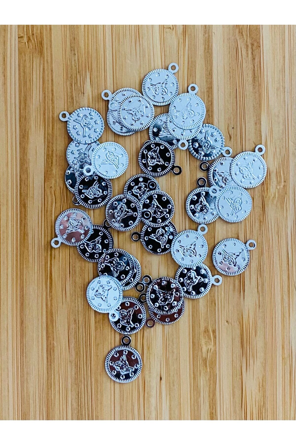 Ince Kaplama Tuğra Plastik Pul 11mm. Tahmini 240-250 Adet Civarı. Gümüş.