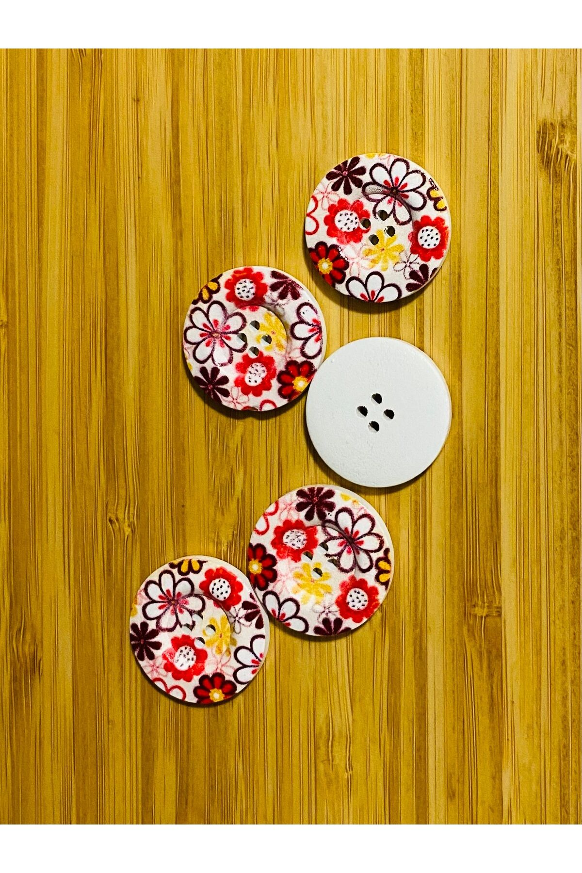 Çiçek Desen Boyalı Dekoratif Ahşap Düğme 28 Mm. 5'li Paket.