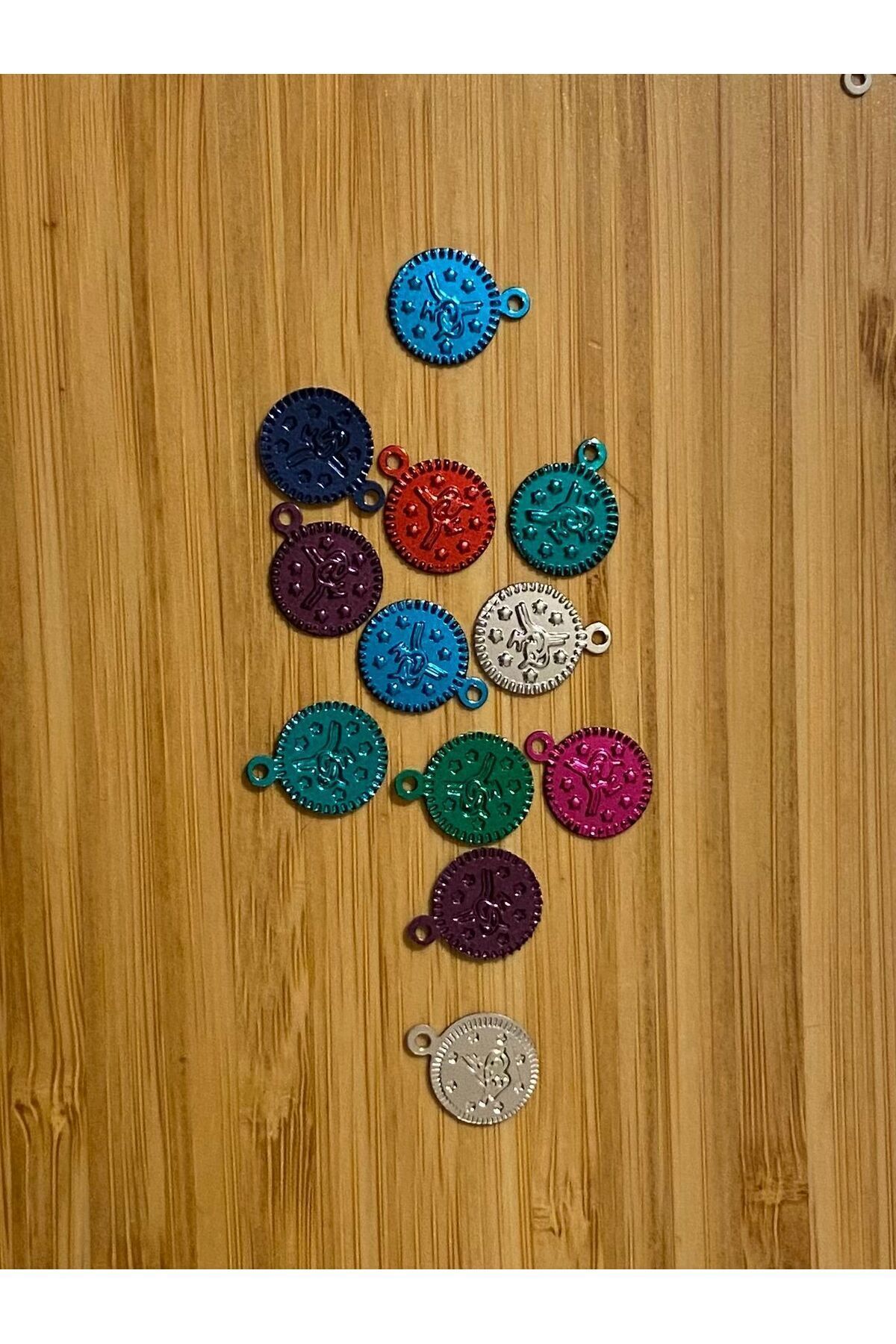 Ince Kaplama Tuğra Plastik Pul 11mm. Tahmini 240-250 Adet Civarı. Renkli.