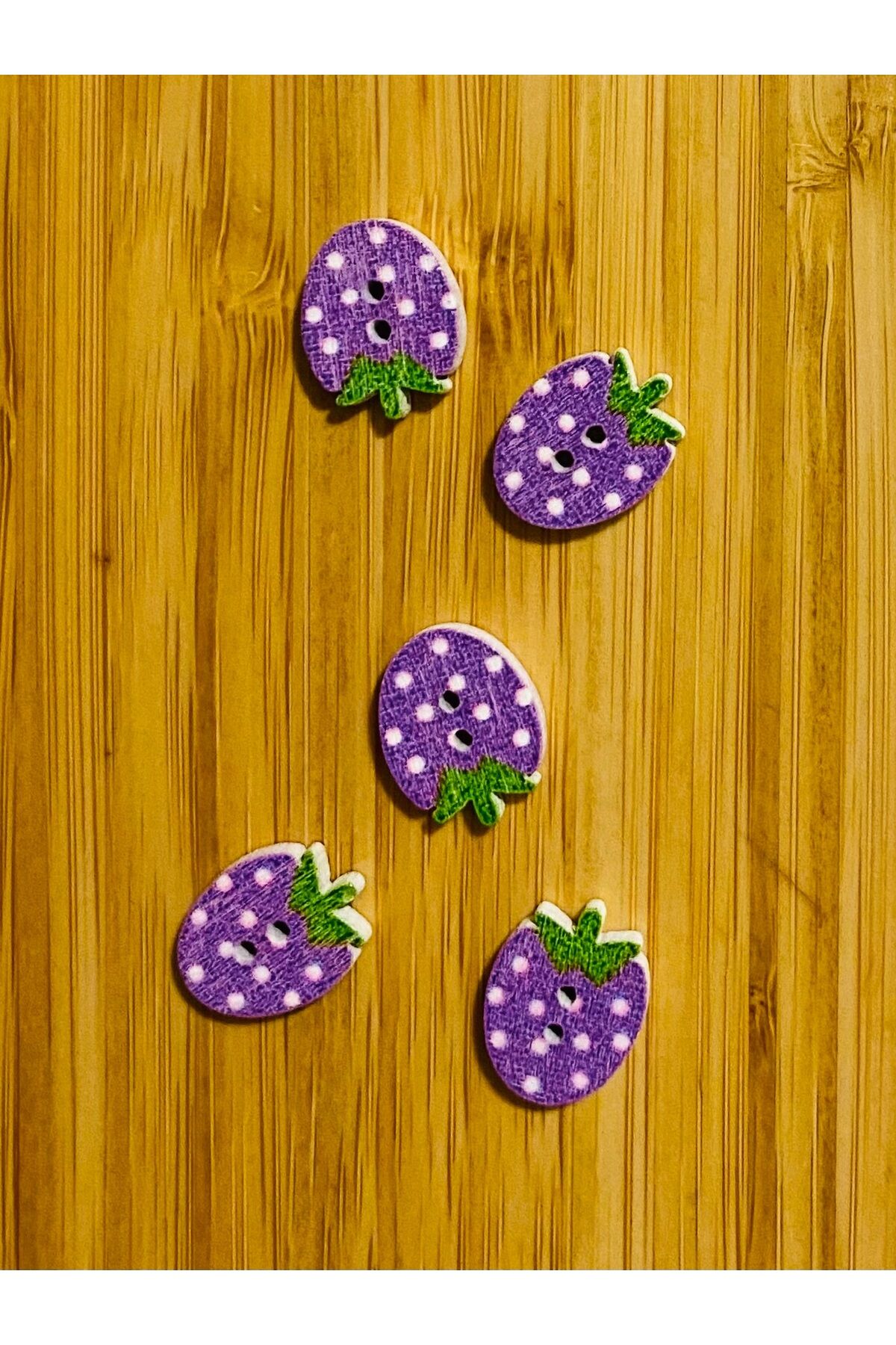 Çilek Şekilli Boyalı Ahşap Düğme 16 x 13 mm.  5'li Paket. Eflatun.