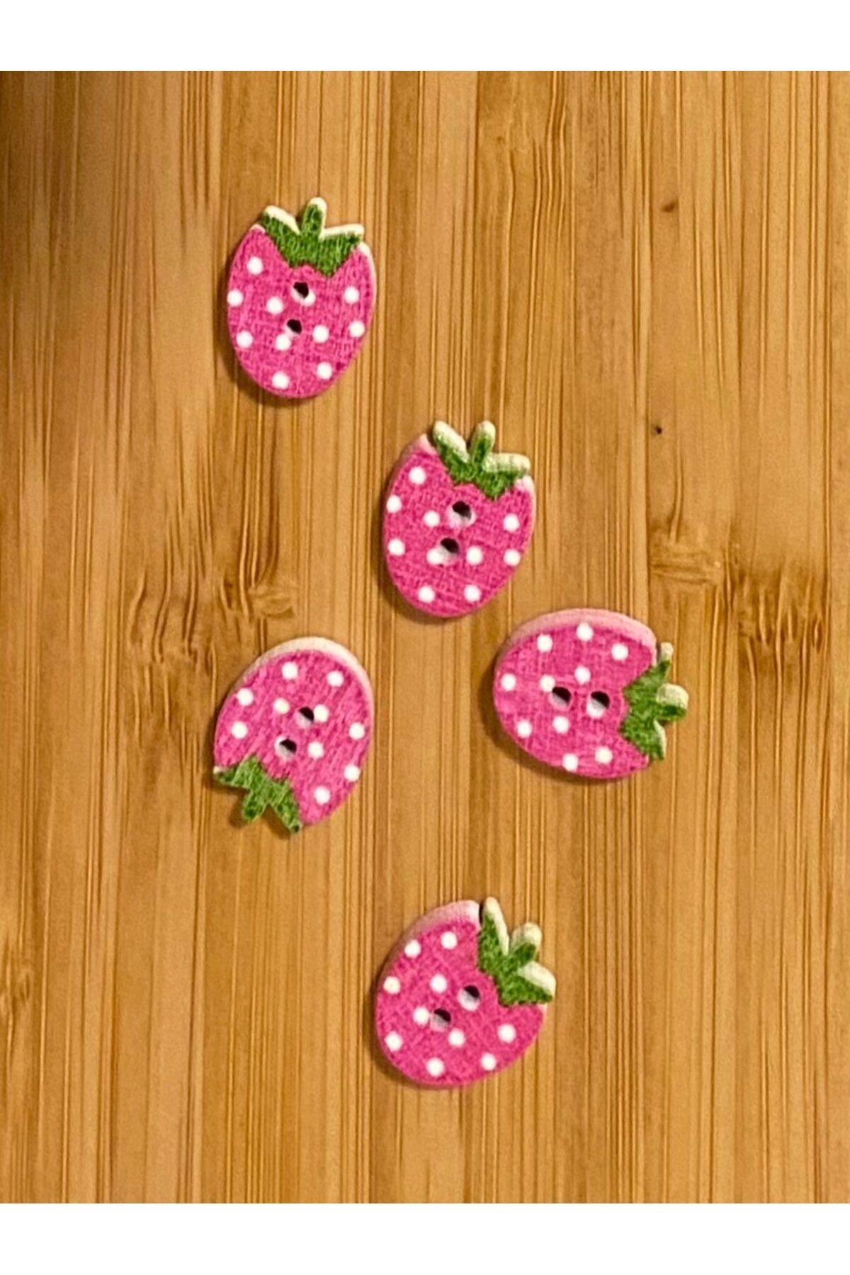 Çilek Şekilli Boyalı Ahşap Düğme 16 x 13 mm.  5'li Paket. Fuşya.