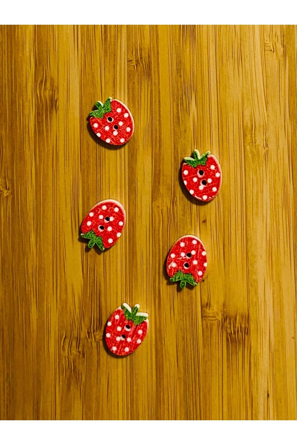 Çilek Şekilli Boyalı Ahşap Düğme 16 x 13 mm.  5'li Paket. Kırmızı.
