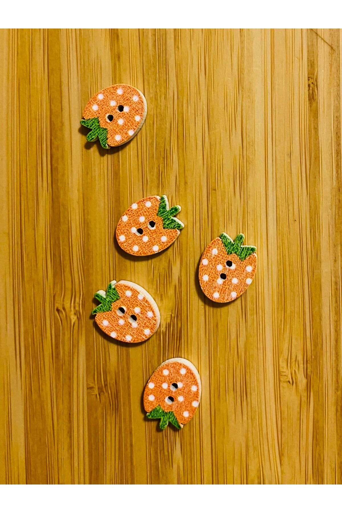 Çilek Şekilli Boyalı Ahşap Düğme 16 x 13 mm.  5'li Paket. Oranj.