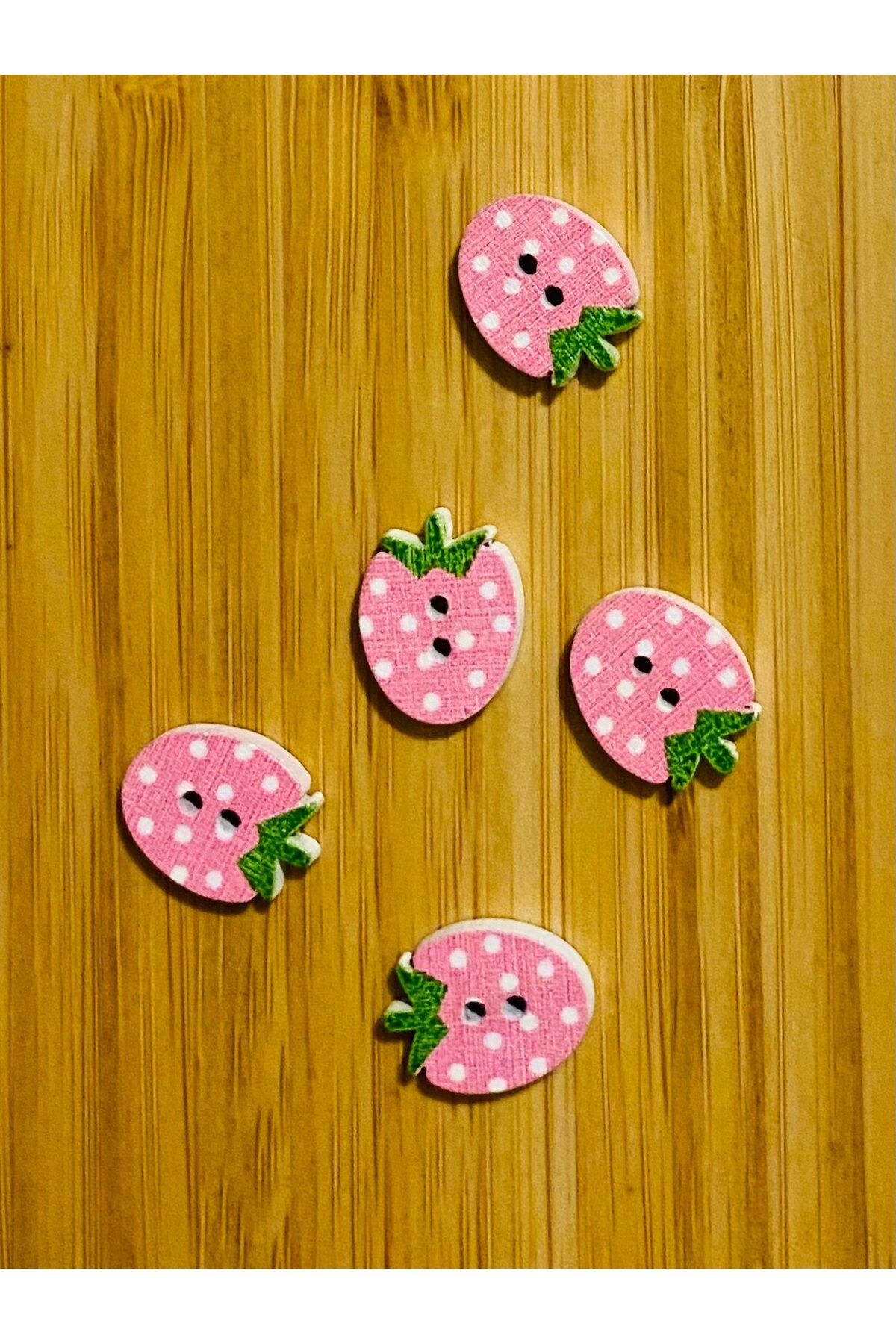 Çilek Şekilli Boyalı Ahşap Düğme 16 x 13 mm.  5'li Paket. Pembe.