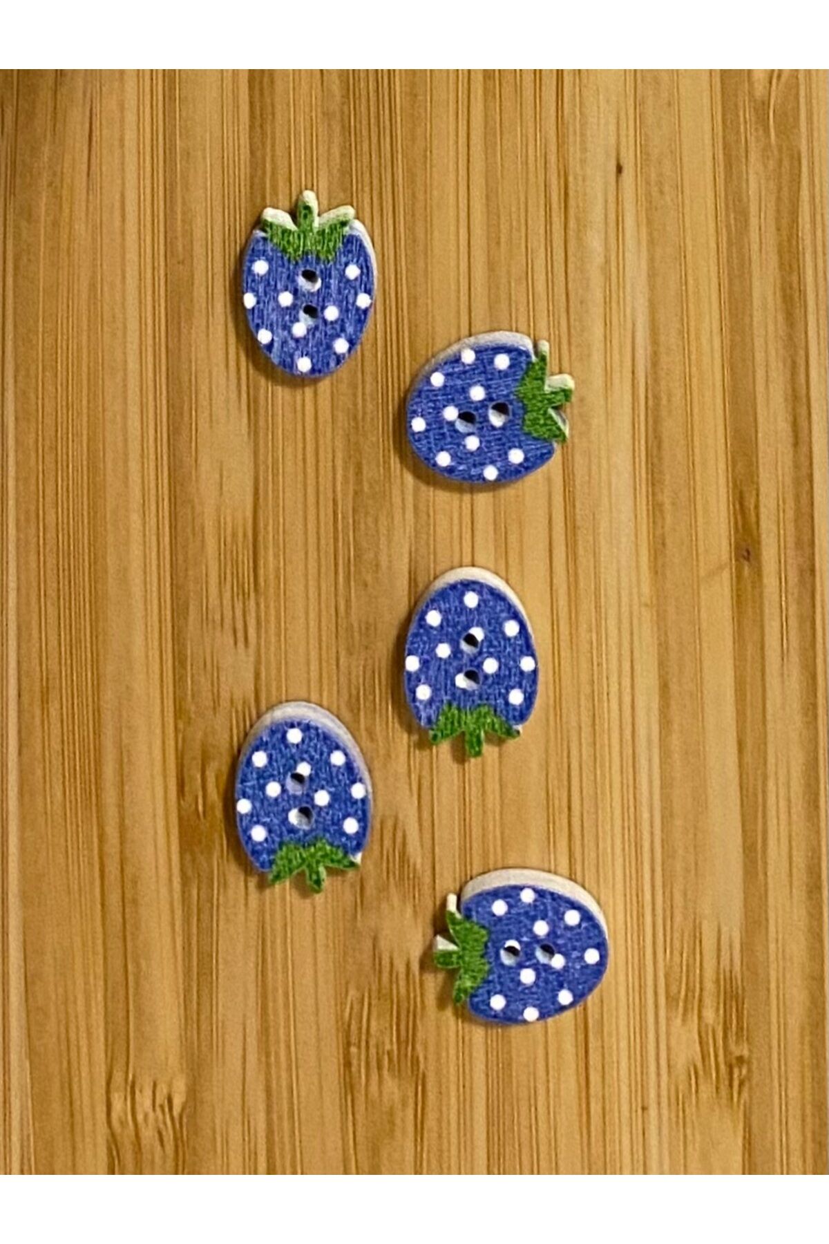 Çilek Şekilli Boyalı Ahşap Düğme 16 x 13 mm.  5'li Paket. Saks.