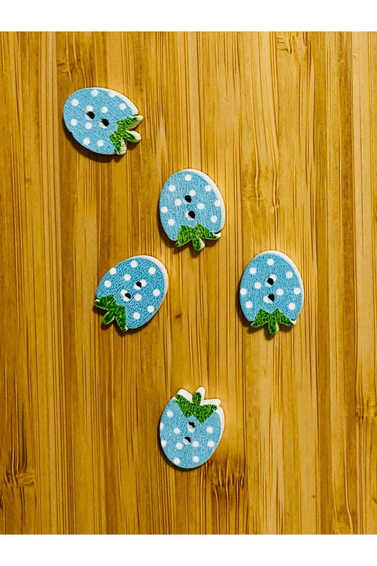Çilek Şekilli Boyalı Ahşap Düğme 16 x 13 mm.  5'li Paket. Turkuaz.