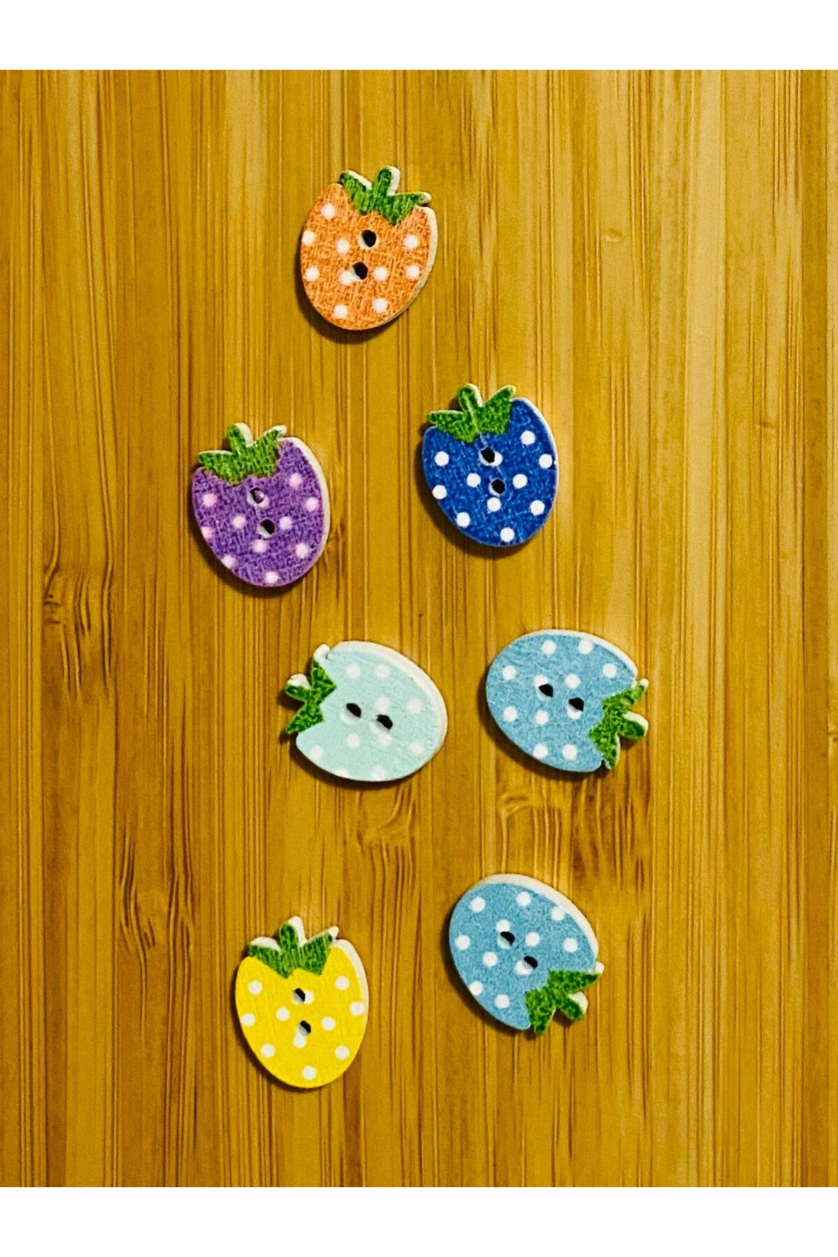Çilek Şekilli Boyalı Ahşap Düğme 16 x 13 mm.  7'li Paket. Mix V1.