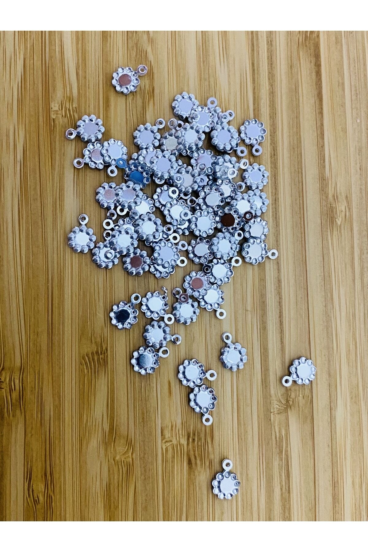 Yuvarlak Papatya Noktalı Oya, Abiye, Halhal, Bileklik, Kolye Vb. Pleksi Pul. 20gr.